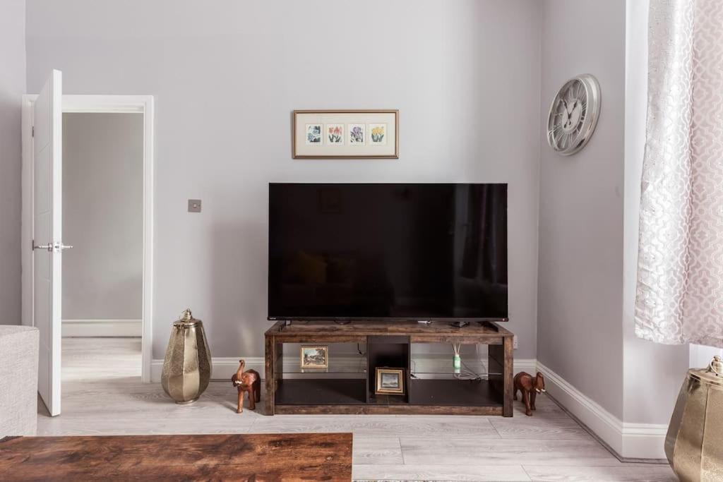 4 Bedroom House, 2 Min Walk From Station London Exterior photo