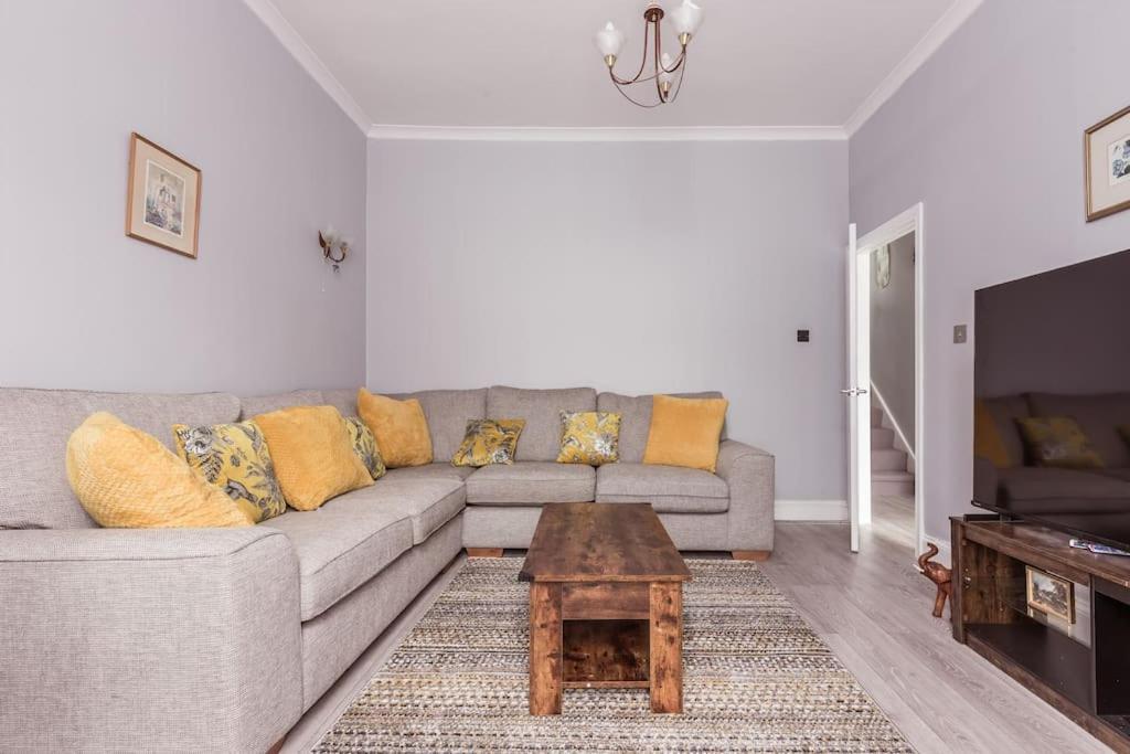 4 Bedroom House, 2 Min Walk From Station London Exterior photo