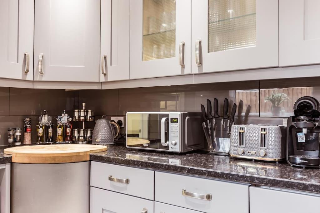 4 Bedroom House, 2 Min Walk From Station London Exterior photo