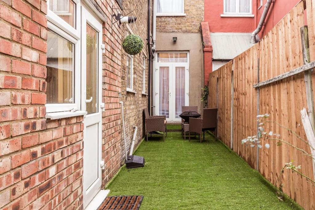 4 Bedroom House, 2 Min Walk From Station London Exterior photo