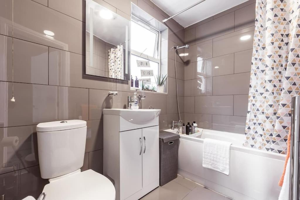 4 Bedroom House, 2 Min Walk From Station London Exterior photo