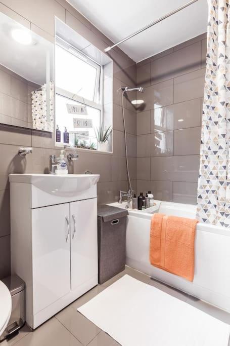 4 Bedroom House, 2 Min Walk From Station London Exterior photo